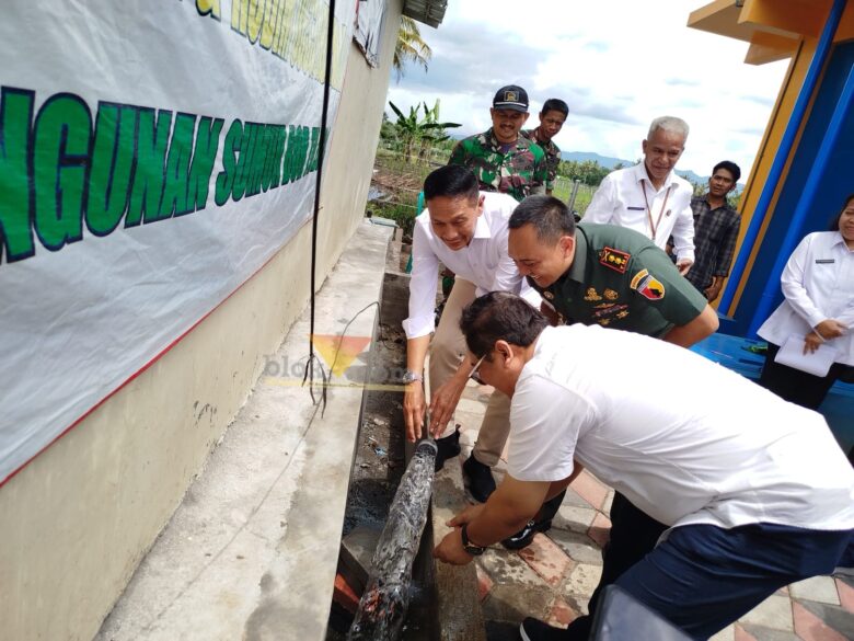 Kepala DPUPRPKP Kota Malang, bersama Dandim 0833 dan Wali Kota Malang terpilih menikmati jernihnya air secara bergantian (blok-a.com / Yogga Ardiawan)