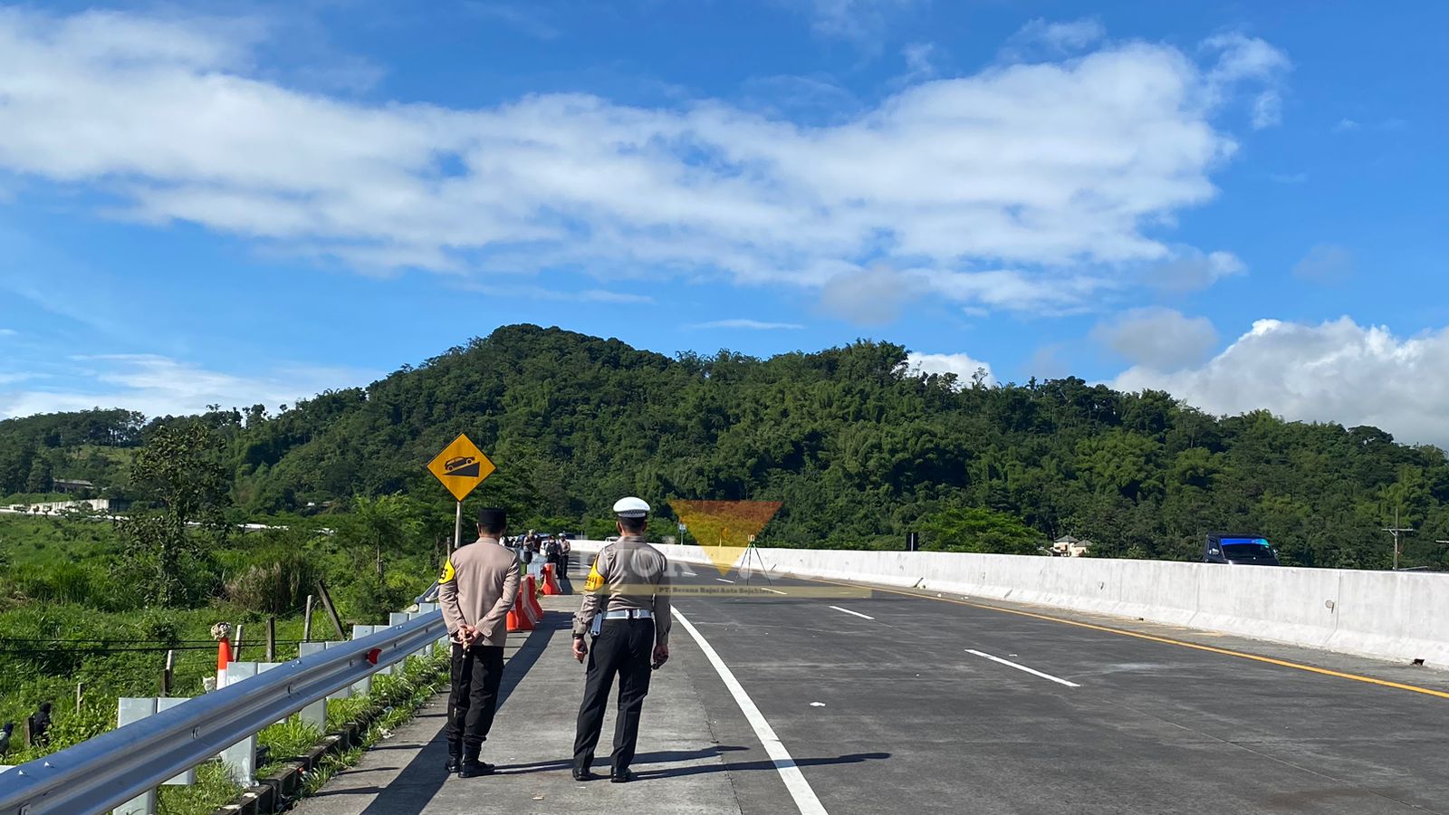 Pantauan oleh Dirlantas Polda Jatim, Kombes Komarudin bersama Kapolres Malang, AKBP Putu Kholis Aryana di lokasi kejadian (blok-a.com/ Putu Ayu Pratama S)
