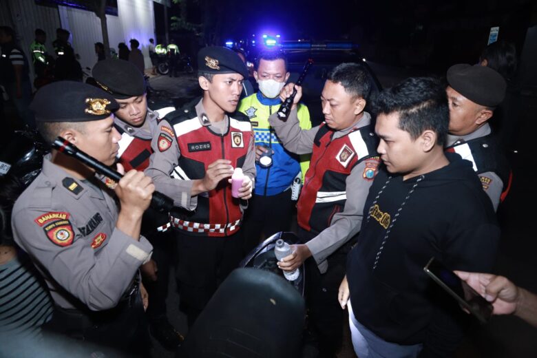 7 Remaja dan Ratusan Botol Miras Diamankan Polres Jombang