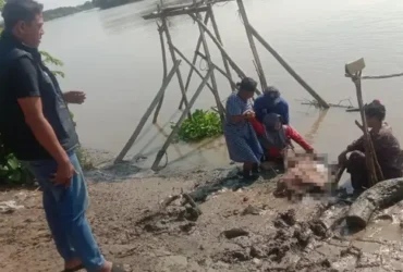 JN ditemukan istrinya dalam kondisi terlentang sudah tak bernyawa di tepi Sungai Bengawan Solo, Desa Bedanten, Bungah, Gresik.