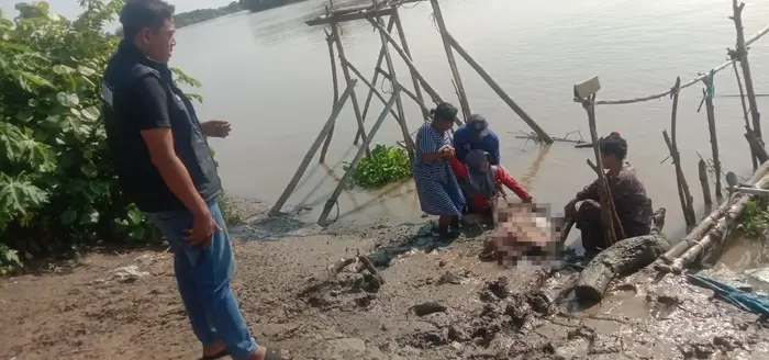 JN ditemukan istrinya dalam kondisi terlentang sudah tak bernyawa di tepi Sungai Bengawan Solo, Desa Bedanten, Bungah, Gresik.