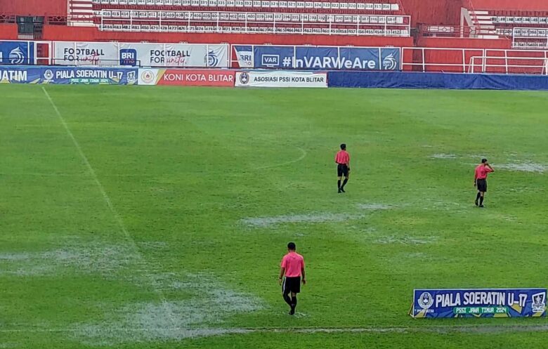 FOTO : Kondisi lapangan (rumput) Stadion Soepriadi yang rusak pasca digunakan kompetisi Piala Soeratin U-17. (Foto : blok-a.com/Fajar)