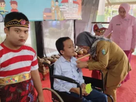 Dr. Dede Idawati, M.Pd bersama Ketua Yayasan Kemala Bhayangkari Gresik, Chinthya Arief memberikan Pin Penghargaan kepada para Siswa. (blok-a.com/ivan)