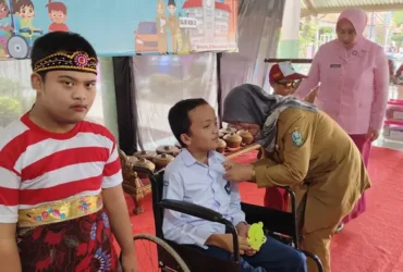 Dr. Dede Idawati, M.Pd bersama Ketua Yayasan Kemala Bhayangkari Gresik, Chinthya Arief memberikan Pin Penghargaan kepada para Siswa. (blok-a.com/ivan)