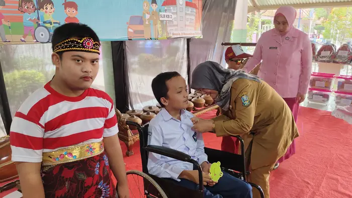 Dr. Dede Idawati, M.Pd bersama Ketua Yayasan Kemala Bhayangkari Gresik, Chinthya Arief memberikan Pin Penghargaan kepada para Siswa. (blok-a.com/ivan)