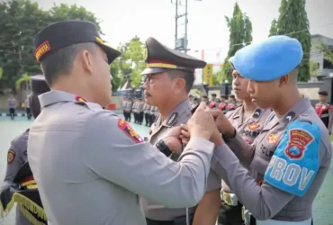 Kapolresta Banyuwangi, Kombes Pol Rama Samtama Putra, memimpin upacara kenaikan pangkat pengabdian anggota Polri, Senin (2/12/2024) (blok-a.com/Kuryanto)