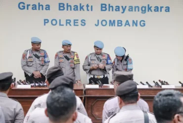 Suasana pemeriksaan senjata api anggota polres Jombang oleh propam.(blok-a.com/Syahrul Wijaya)