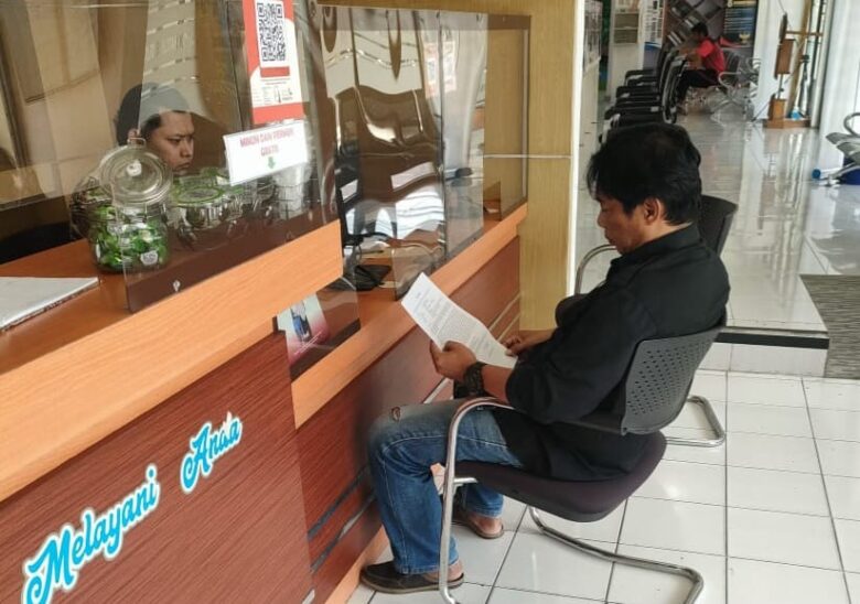 Handoko Pramono (55), warga Jalan Merapi Kelurahan Kepanjenlor Kecamatan Kepanjenkidul Kota Blitar melapor dugaan tindak pidana sesuai dengan pasal 167 jo pasal 335 ayat 1 KUHP. (blok-a.com/Fajar)