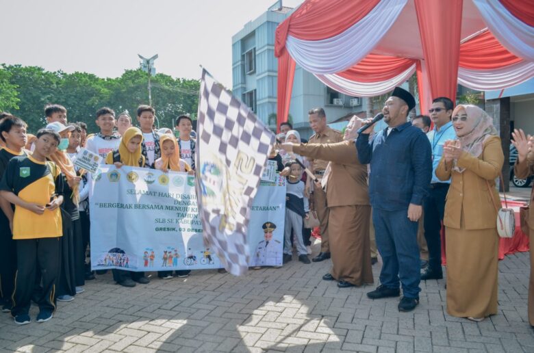 Jalan sehat dimulai dari halaman Kantor Bupati Gresik dan berakhir di Kantor Cabang Dinas Pendidikan Provinsi Jawa Timur Wilayah Kabupaten Gresik.
