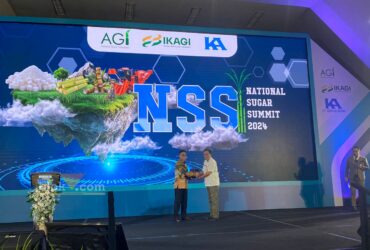 Pemberian cinderamata dari acara National Sugar Summit 2024 untuk Pemerintah Daerah Kabupaten (Pemkab) Malang (blok-a.com/ Putu Ayu Pratama S)