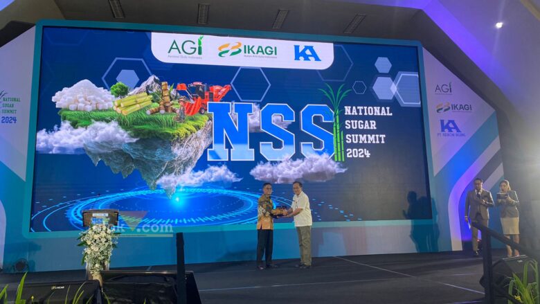 Pemberian cinderamata dari acara National Sugar Summit 2024 untuk Pemerintah Daerah Kabupaten (Pemkab) Malang (blok-a.com/ Putu Ayu Pratama S)