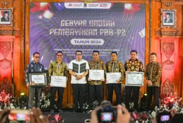 Mas Pj saat memberikan piagam penghargaan Pembayaran PBB-P2 2024.(blok-a.com/Syahrul Wijaya)