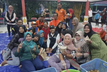 Menteri Sosial, Saifullah Yusuf, saat berada di Pendapa Kecamatan Tarik, bersama relawan.