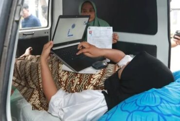 Titin mengikuti ujian PPPK di dalam mobil ambulans pada Minggu (8/12/2024), karena dalam masa pemulihan kesehatan.(blok-a.com/Kuryanto)