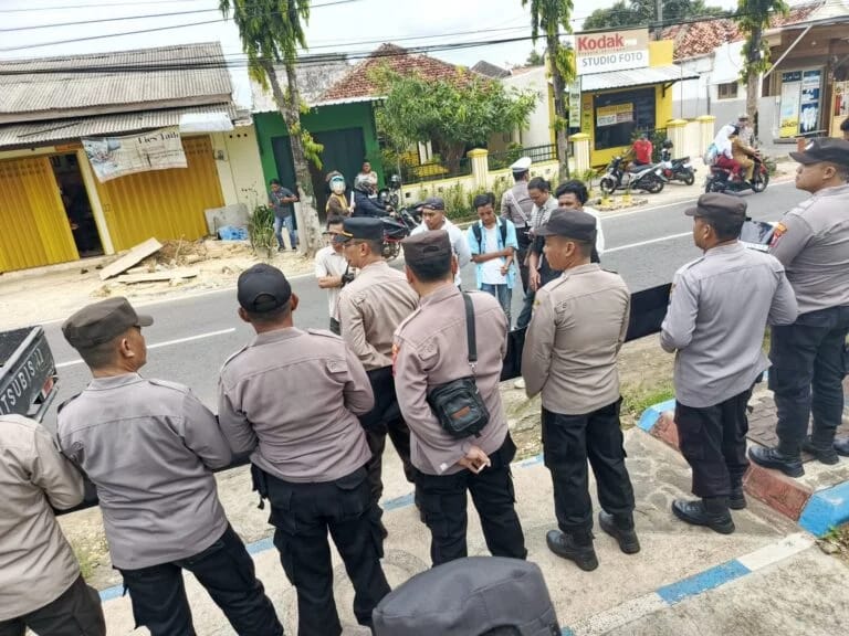 Aksi demo Lembaga Hukum Gagas Nusantara di depan kantor DPRD Sumenep, Senin (9/12/2024).