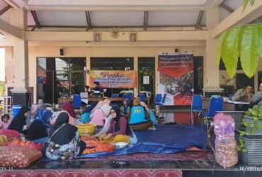 Relawan kebencanaan Desa Temu di dapur umum Posko penanggulangan bencana banjir, Pendapa Balai Desa Temu, Kecamatan Prambon, Sidoarjo.