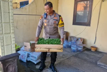 Kapolsek Balongbendo, AKP Sugeng Sulistiyo saat memberi bantuan bibit bagi warga.