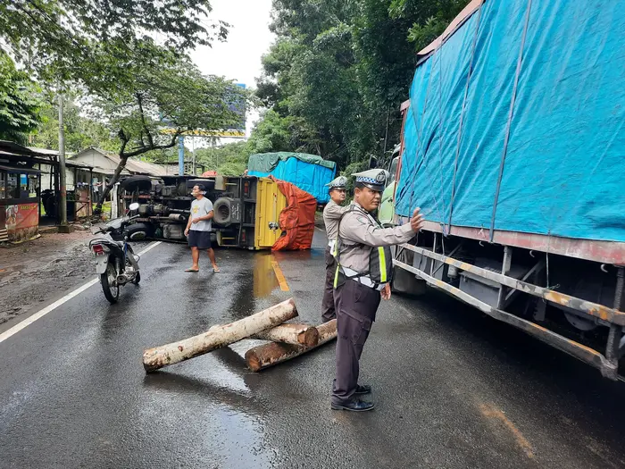 Piket Lantas Polsek Kalibaru melakukan olah TKP insiden kecelakaan truk dan mobil di Jalan Raya Kecamatan Kalibaru, Selasa (10/12/2024) (blok-a.com/Kuryanto)