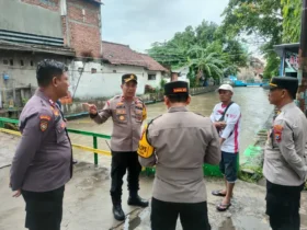 Polres Jombang bersama kepala dinas PUPR tinjau pintu air untuk atasi masalah banjir.(blok-a.com/Syahrul Wijaya)