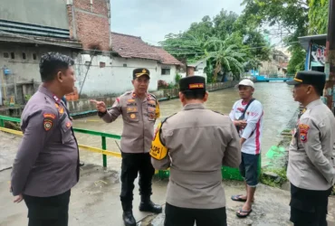 Polres Jombang bersama kepala dinas PUPR tinjau pintu air untuk atasi masalah banjir.(blok-a.com/Syahrul Wijaya)