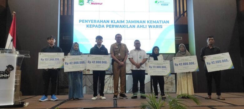 Penyerahan bantuan terhadap penerima manfaat yang terdaftar sebagai peserta aktif BPJS ketenagakerjaan (dok. KPU Kabupaten Malang)