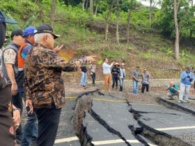 Bupati Malang, Sanusi tinjau jalan ambles di Jalur Lintas Selatan (JLS) Kecamatan Donomulyo, Kabupaten Malang (blok-a.com/ Putu Ayu Pratama S)
