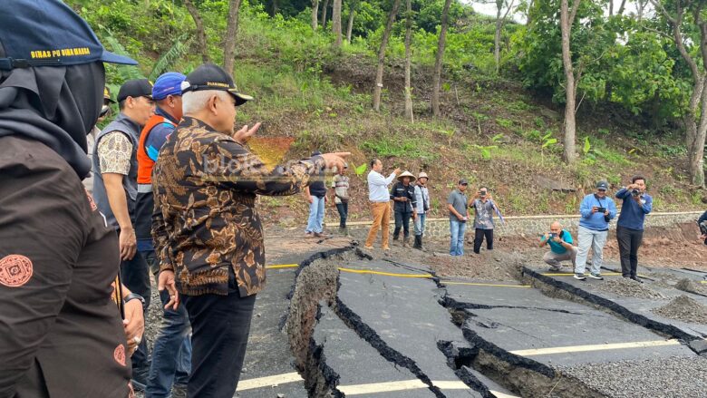 Bupati Malang, Sanusi tinjau jalan ambles di Jalur Lintas Selatan (JLS) Kecamatan Donomulyo, Kabupaten Malang (blok-a.com/ Putu Ayu Pratama S)