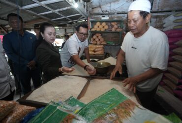 Pj wali kota Mojokerto dan Ketua DPRD lakukan sidak pasar.(blok-a.com/Syahrul Wijaya)