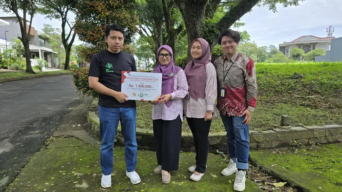 Penyerahan hadiah oleh Plt Kepala Dinas Lingkungan Hidup Kabupaten Malang, Ahmad Dzulfikar Nurrahman kepada pemenang lomba Short Video Challenge 2024. (dok. DLH Kabupaten Malang for blok-a.com)