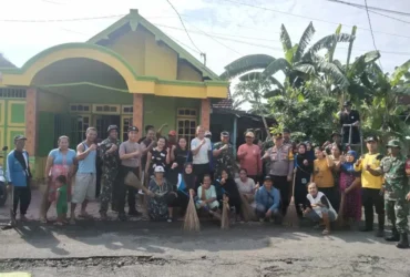 Kapolsek Tarik AKP Lulus Sugiharto bersama Danramil Tarik Lettu Yahman saat kerja bakti bersama warga Desa Gempol Klutuk, Kecamatan Tarik, Sidoarjo.