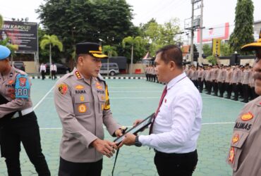 Polresta Banyuwangi memberikan penghargaan kepada 44 personel dan dua warga sipil, Senin (16/12/2024). (blok-a.com/Kuryanto)