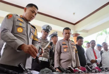 Kapolresta Banyuwangi Kombes Pol Rama Samtama Putra memimpin pemeriksaan kelengkapan senjata api dinas anggota, Senin (16/12/2024). (blok-a.com/Kuryanto)