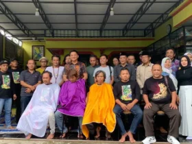 Sebagai wujud syukur, para simpatisan Rijanto - Beky melaksanakan cukur gundul secara massal. (Foto : blok-a.com/Fajar)