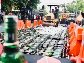 Polresta Banyuwangi musnahkan ribuan botol miras dan ratusan knalpot brong dari berbagai merek, guna ciptakan situasi kamtibmas yang aman dan kondusif jelang Nataru 2024/2025, Jumat (20/12/2024).(blok-a.com/Kuryanto)
