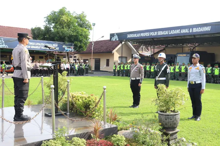 Apel gelar pasukan di lapangan polres Mojokerto kota.(blok-a.com/Syahrul Wijaya)