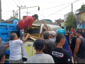 Warga membantu evakuasi sopir truk tangki yang terjepit di Mojoanyar, Mojokerto.(blok-a.com/Syahrul Wijaya)