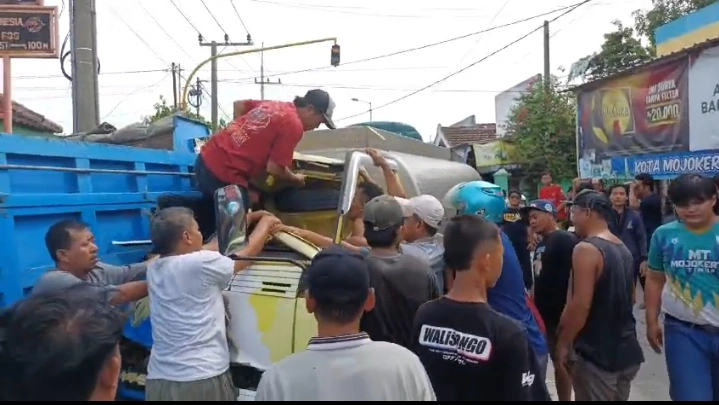 Warga membantu evakuasi sopir truk tangki yang terjepit di Mojoanyar, Mojokerto.(blok-a.com/Syahrul Wijaya)