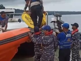 Caption: Wanita asal Jember, penumpang KMP Citra Mandala Sakti yang terjun ke perairan di Selat Bali ditemukan tewas terdampar di Pantai Sumber Klampok, Buleleng, Bali, Sabtu (21/12/2024) (dok dari tim SAR Banyuwangi).