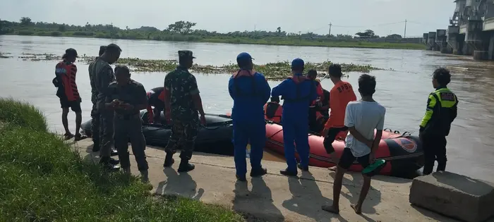 Tim pencari gabungan BPBD Kabupaten Gresik dan Satpolairud Polres Gresik masih melakukan pencarian korban tenggelam.(istimewa)