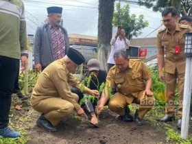 Penanaman pohon kelor oleh DLH Kabupaten Malang di Kecamatan Pujon guna pengentasan stunting. (blok-a.com/Putu Ayu Pratama S)