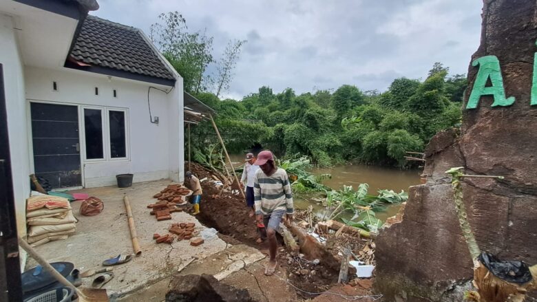 Perumahan Prima Ragil Malang Digempur Banjir, Rumah Warga Akhirnya Ambles