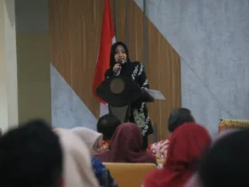 Bupati Mojokerto Ikfina Fahmawati berikan materi dalam seminar FKDS.(blok-a.com/Syahrul Wijaya)