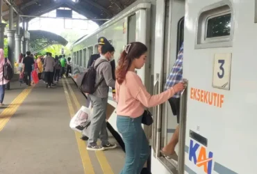 Suasana penumpang KA di stasiun menjelang tahun baru 2025.(Dokumen KAI)