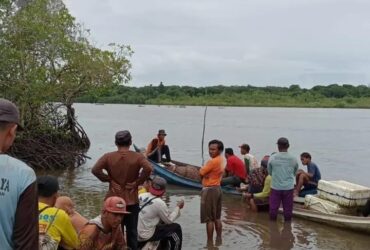 Caption : Nelayan Pantai Grajagan membantu tim Basrnas Banyuwangi melakukan pencarian korban pencari kerang yang hilang, Sabtu (28/12/2024)(blok-a.com/Kuryanto).