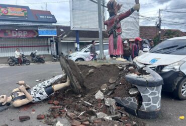Caption : Akibat alami laka tunggal menabrak patung Minak Jinggo di simpang tiga Kecamatan cluring, pengemudi mobil Avanza tewas ditempat, Minggu (29/12/2024)(blok-a.com/Kuryanto)