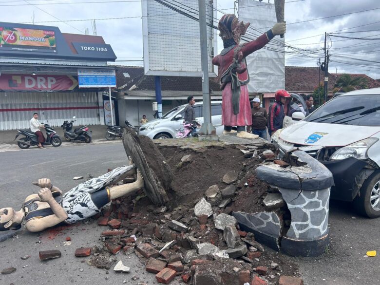 Caption : Akibat alami laka tunggal menabrak patung Minak Jinggo di simpang tiga Kecamatan cluring, pengemudi mobil Avanza tewas ditempat, Minggu (29/12/2024)(blok-a.com/Kuryanto)