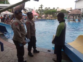 Teks foto : Patroli Kamtibmas Nataru wisata perairan Satpolairud Polresta Sidoarjo