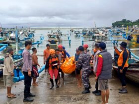 Caption : Tim operasi gabungan saat mengevakuasi jenazah Bakri, nelayan pencari kerang yang tenggelam di laut Segoro Anakan Grajagan, Banyuwangi, Minggu (29/12/2024)(blok-a.com/Kuryanto)