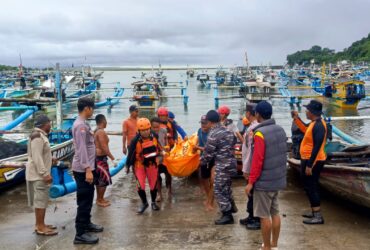 Caption : Tim operasi gabungan saat mengevakuasi jenazah Bakri, nelayan pencari kerang yang tenggelam di laut Segoro Anakan Grajagan, Banyuwangi, Minggu (29/12/2024)(blok-a.com/Kuryanto)