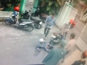 Tangkapan layar CCTV saat orang tidak dikenal melakukan penganiayaan di SDIT Al Ibrohimi, Desa Manyarejo, Manyar, Gresik.(blok-a.com/Ivan)